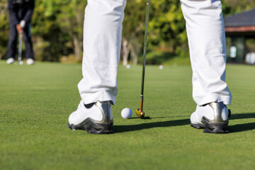 ゴルフ場の練習グリーンでの試打