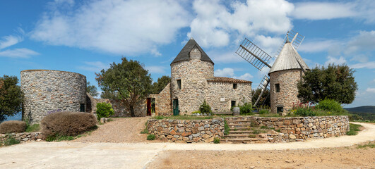 Les moulins de faugères dans le département de l'Hérault en Occitanie © panosud360