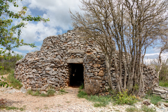 Capitelle pr&egrave;s de Faug&egrave;res dans le d&eacute;partement de l'H&eacute;rault en Occitanie