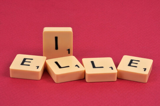 Lettres formant les pronoms il et elle sur fond rouge