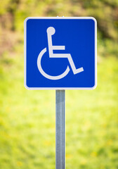 Señal de estacionamiento reservado para discapacitados 