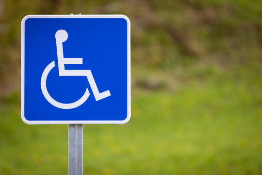 Señal de estacionamiento reservado para discapacitados 