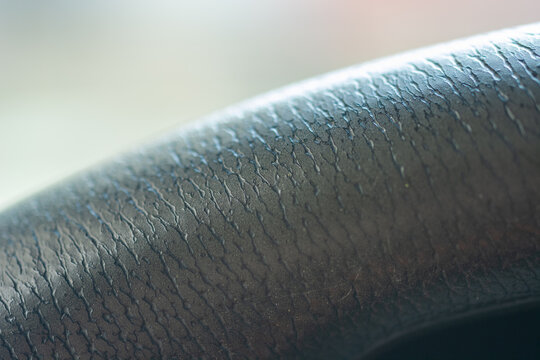 die Oberfläche von Gummi aus der Nahaufnahme eines Lenkrad vor einem weichen Bokeh Hintergrund