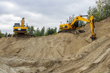 Obraz premium Close up details of industrial excavator working on construction site. Details of roadworks with heavy duty machinery, preparation of the ground with excavators