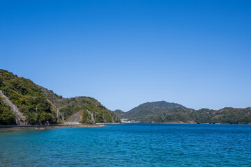 青海島の綺麗な海岸線と青空
