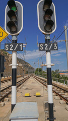 Señales indicadoras de tranvías de cercanías en Alicante cerca del mar en un día soleado y de cielo despejado
