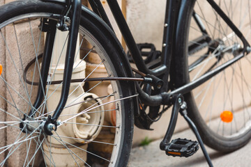 Vélo attaché avec un antivol - obrazy, fototapety, plakaty