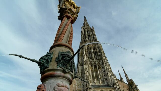 L&ouml;wenbrunnen Water fountain and Ulm minster water drops time lapse