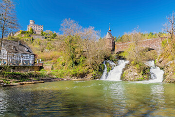 Pyrmonter Wasserfall mit Burg und Mühle, Eifel, Rheinland-Pfalz, Deutschland