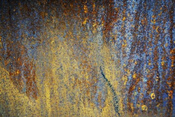 Blaue alte Betonfläche mit gelbem und braunem Rostmuster 