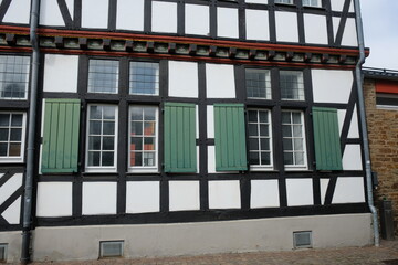 FU 2020-08-30 BadME 234 Altes Fachwerkhaus mit grünen Fensterläden