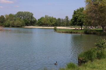 Le lac de Belle Isle, ville de Chateauroux, département de l'indre, France