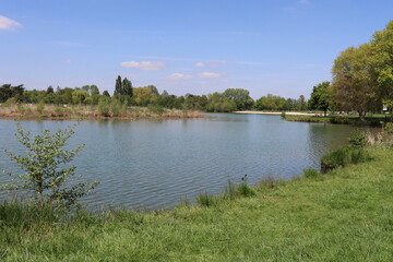 Le lac de Belle Isle, ville de Chateauroux, département de l'indre, France