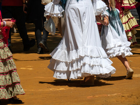 Madre e hija con traje de flamenca blanco en la feria / Mother and daughter with white flamenco dress at the fair. Sevilla