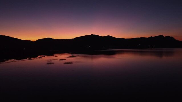 Atardecer amanecer anochecer  lago de Chapala, Jalisco M&eacute;xico, con dron DJI cielo rojo cerro poblado