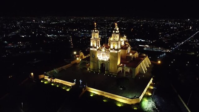 toma orbita nocturna Santuario de la virgen de los Remedios en Cholula, Puebla, M&eacute;xico con dron Dji .