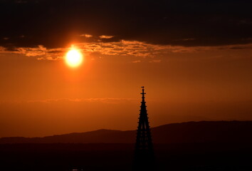 Der Freiburger Münsterturm im Abendrot