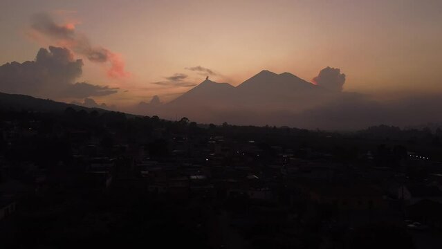 Erupci&oacute;n Atardecer amanecer anochecer de volc&aacute;n de Fuego en  la cuidad Antigua Guatemala
