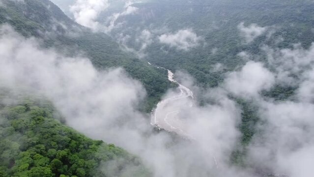 Rio Santiago entre nubes de barranca de Huentit&aacute;n Guadalajara Jalisco M&eacute;xico arboles verdes tiempo de lluvia en amazonas nubes neblina selva