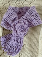 青い編まれた小さなマフラー