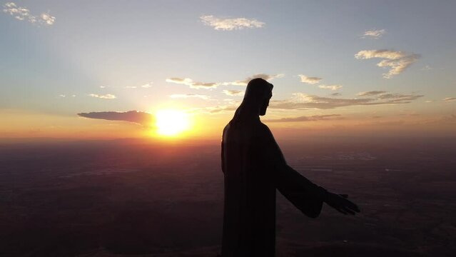 Orbita con dron de Atardecer  amanecer anochecer templo Iglesia de Cristo REY,  cerro del Cubilete, Silao, Guanajuato M&eacute;xico.