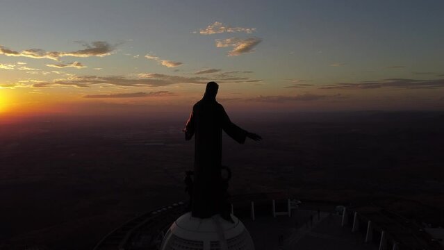 Vuelo de Dron orbita del Atardecer amanecer anochecer cielo rojo  Cerro del Cubilete, templo Iglesia cat&oacute;lico  Cristo rey Silao, Guanajuato, M&eacute;xico.