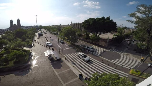 Time lapse Tarde en AV Hidalgo trafico de autos en movimiento centro de Zapopan, Jalisco México 