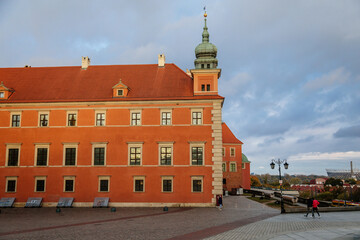 Fototapeta premium Warsaw, Poland, 13 October 2021: Royal Castle with clock tower in old town, residence official home of Polish monarchs, fortified complex at sunny autumn day, Main square with Sigismund Column