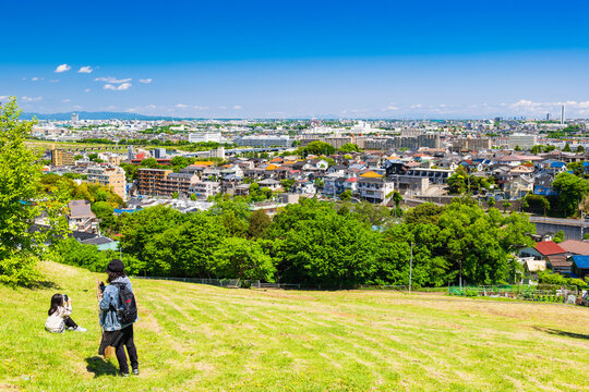 新緑の丘から眺める住宅地　東京
