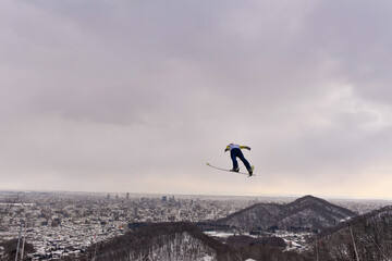 スキーのジャンプと札幌の街並み