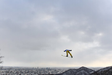 Naklejka na ściany i meble スキーのジャンプと札幌の街並み