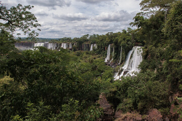 Obraz premium a view of the the many cascading waterfalls in Iguazu Falls, Brazil