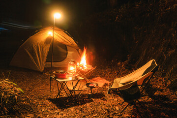 焚き火をして過ごすキャンプ場の夜