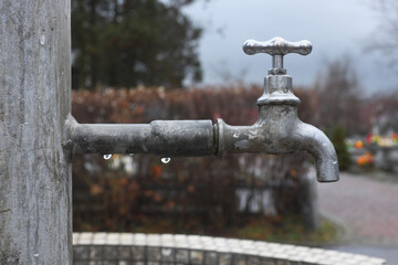 Rotary water shut-off valve, closed ...