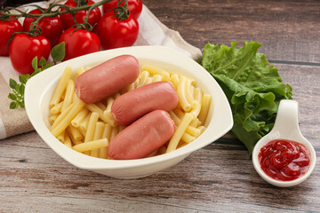 Mini sausages with pasta macheroni