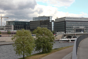 Fototapeta premium Berlino vista dal fiume Sprea