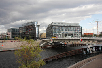 Fototapeta na wymiar Berlino vista dal fiume Sprea