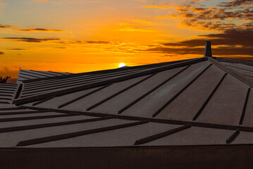 Coucher de soleil sur toiture en zinc 
