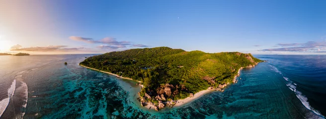 Photo sur Plexiglas Anse Source D'Agent, île de La Digue, Seychelles Anse Source d& 39 Argent beach, La Digue Island, Seyshelles, Drone vue aérienne de La Digue Seychelles bird eye view.of tropical Island