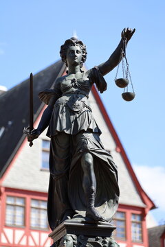 Justitia Statue, Römerberg, Frankfurt am Main, Hessen