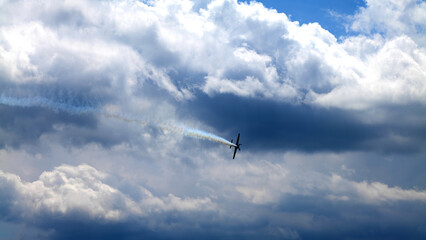 空, 航空機, フライング, 飛行機, 蠅, 雲, 航空機, フライト, 旋律の美しい, 雲, ジェット, 鳥, 旅行, 交通, 航空機, 青, 航空, 運送, コマーシャル, 乗り物, 定期旅客機