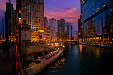 Fototapeta premium Chicago downtown and Chicago River at night, USA