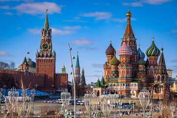 Fototapeta premium View of St. Basil's Cathedral and the Spasskaya Tower on Red Square in Moscow