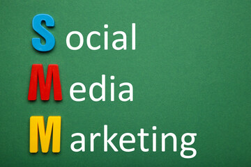 Obraz premium SMM, social media marketing symbol. Concept word SMM social media marketing on green background. Business, SMM social media marketing concept.