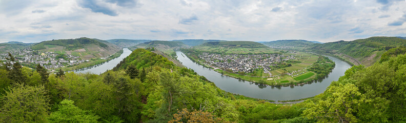 Fototapeta na wymiar Panoramic view of loops in meandering Moselle river near Pünderich, Germany
