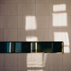minimalistische moderne Architektur mit Reflexionen 