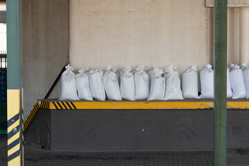 gefüllte Getreidesäcke auf einer Laderampe