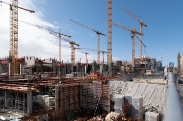 viele Kräne auf einer Grossbaustelle