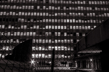 immeuble de bureaux la nuit avec fenêtres éclairées