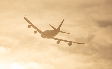 Obraz premium Silhouette of an airplane at sunset.